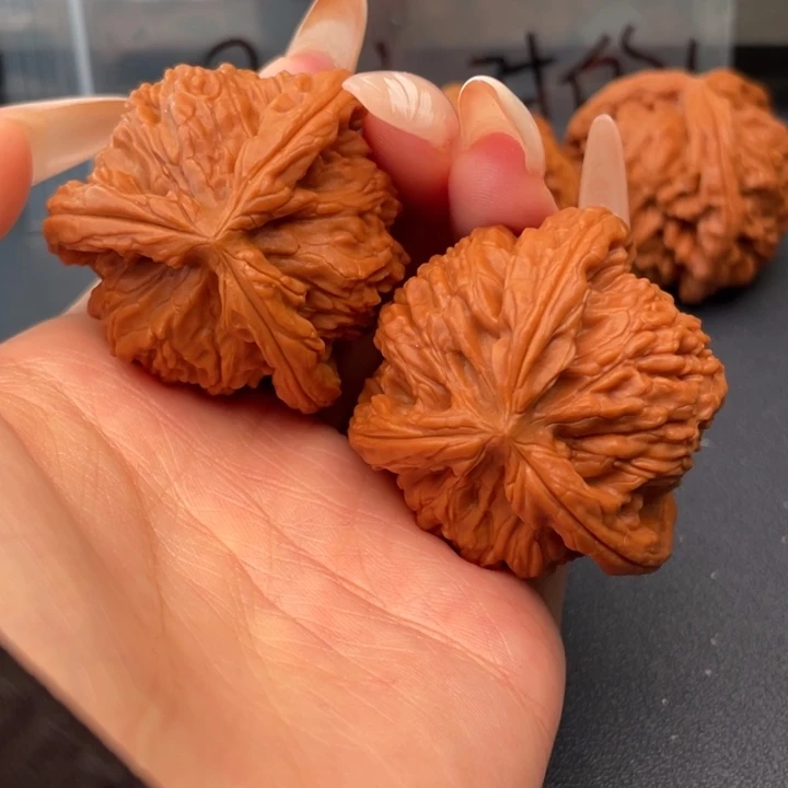 祝***文玩核桃吊坠白狮子