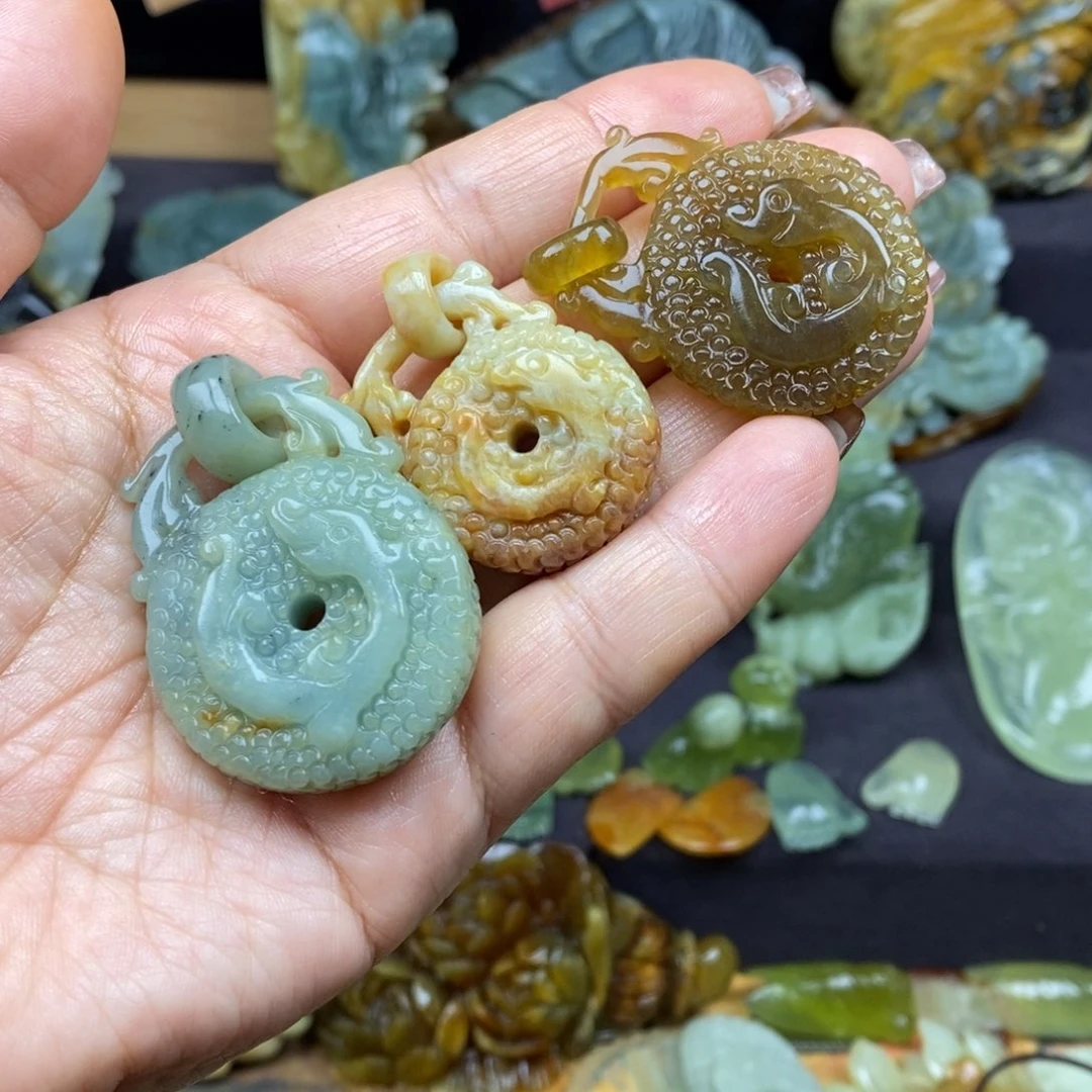 蛇纹石玉颈饰未镶嵌衣***装