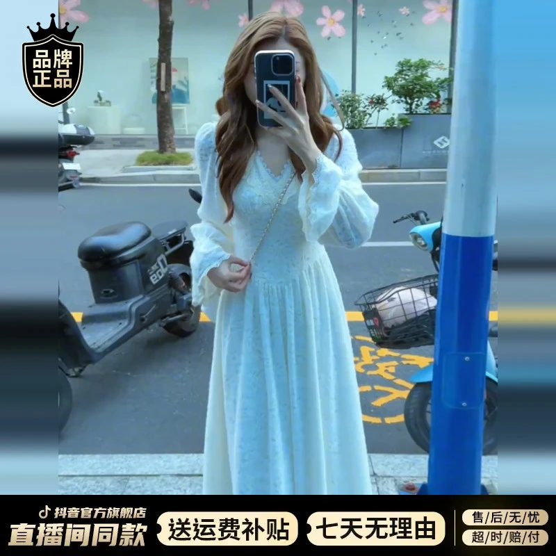 法式温柔风v领蕾丝连衣裙子女2025新款秋冬季高级感收腰内搭长裙