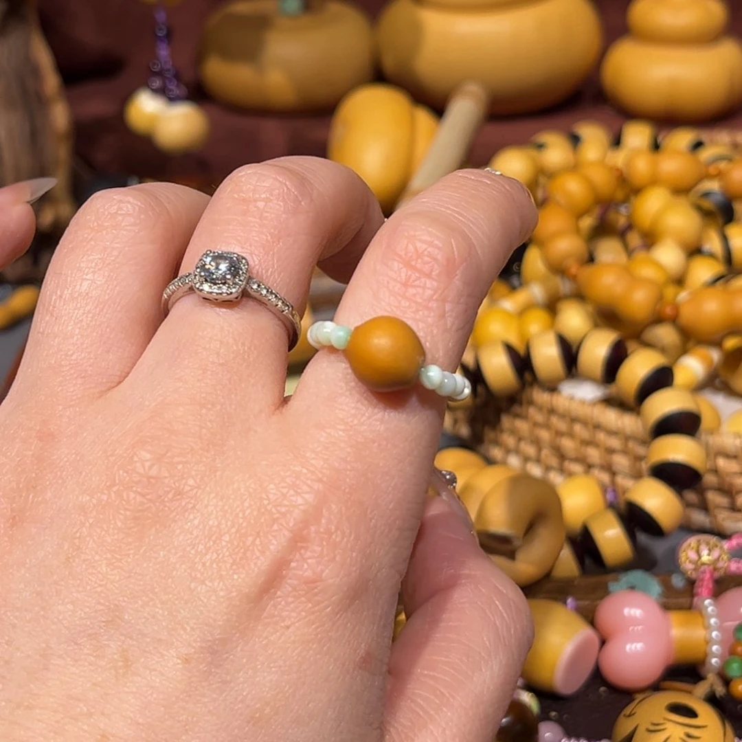 爆*猫水滴戒指一个。