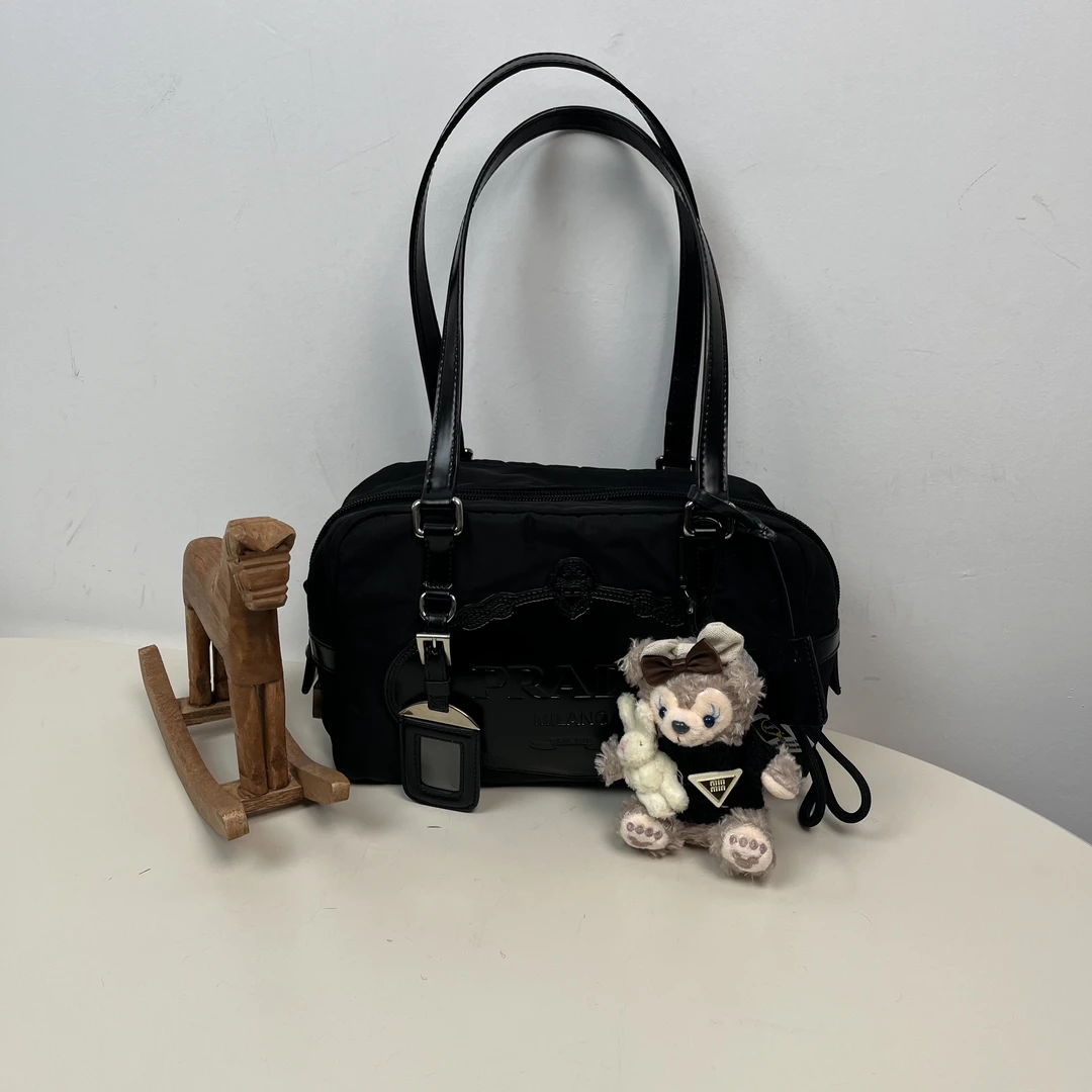 95新 Prada/普拉达 黑银降落伞大标保龄球单肩包