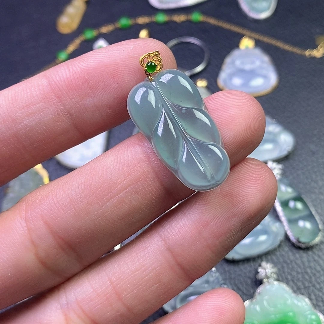 颈饰18K金镶嵌翡翠