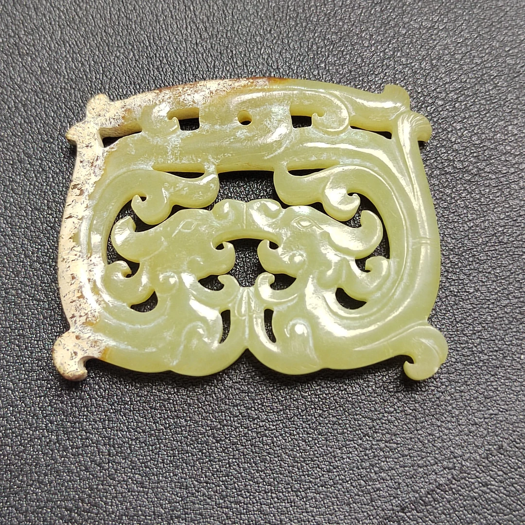和田玉双龙镂空精美玉佩