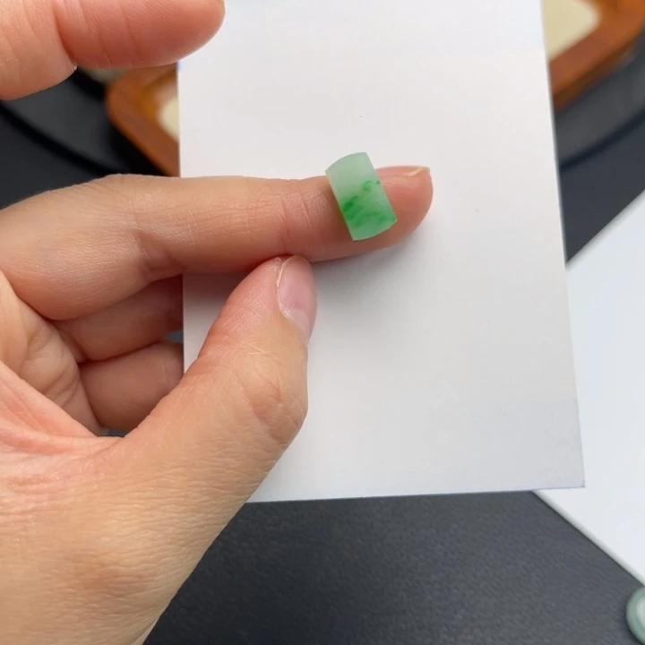 翡翠未镶嵌颈饰绿无事牌