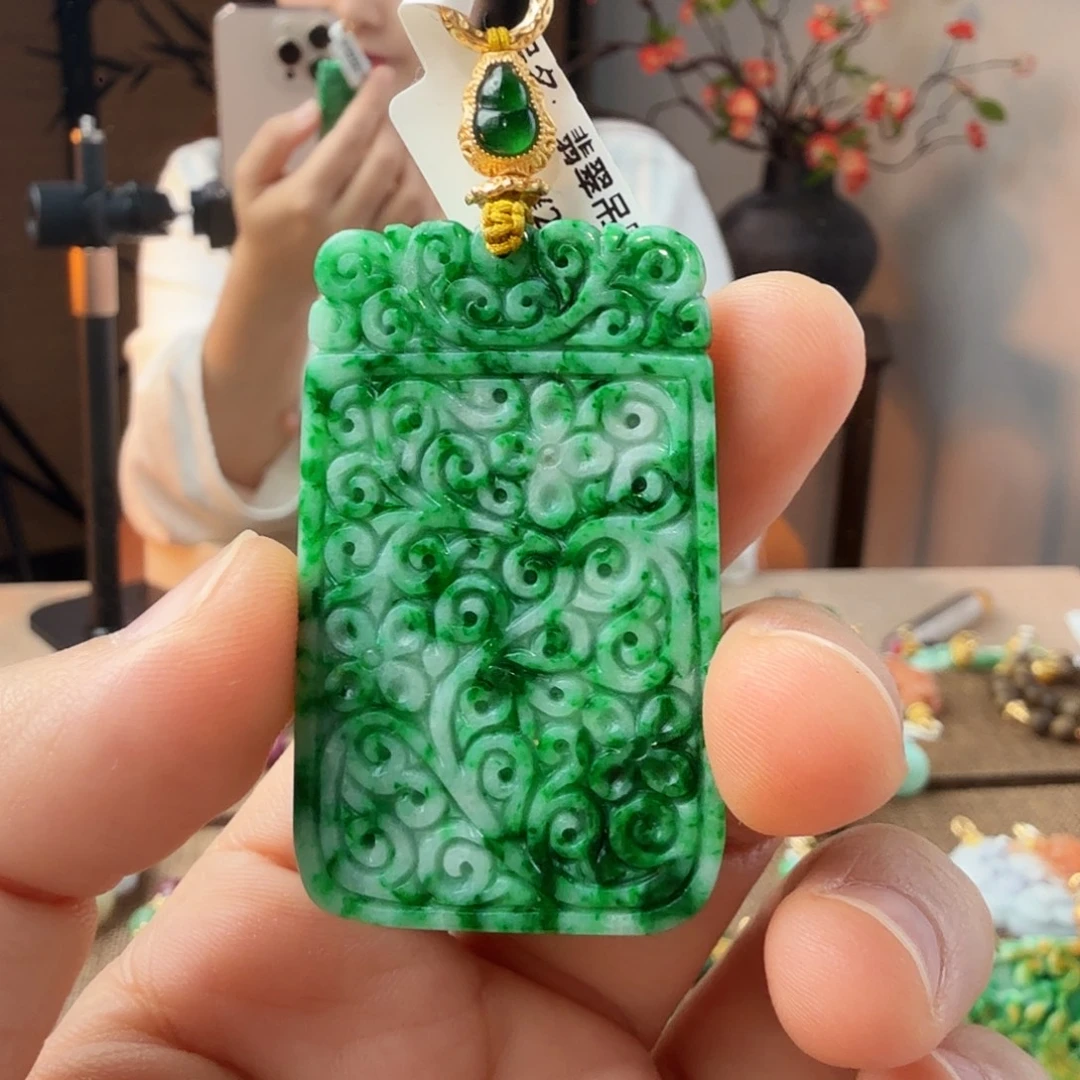 翡翠未镶嵌吊坠(赠链)