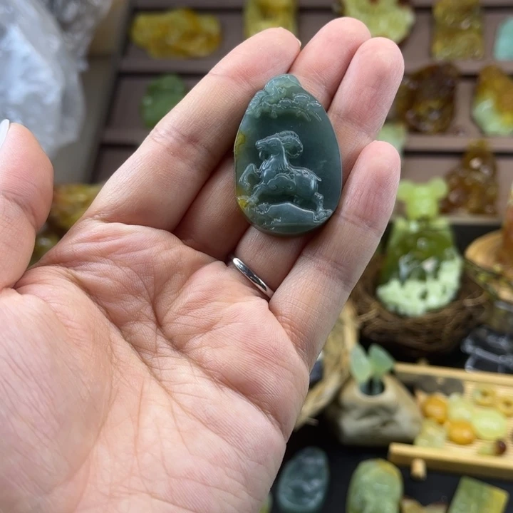 未镶嵌蛇纹石玉颈饰