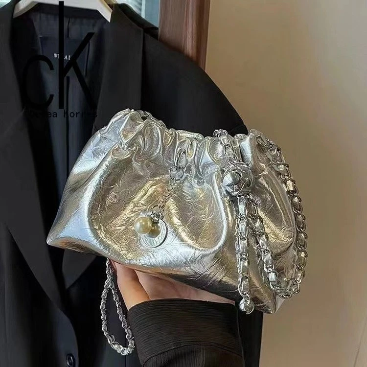 超火银色包包女2025新款时尚高级感链条单肩斜挎包褶皱水桶云朵包