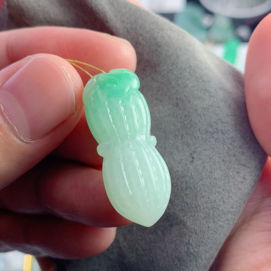 翡翠未镶嵌颈饰花生