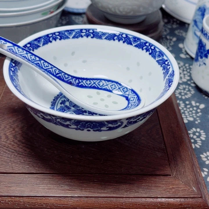 青花玲珑5寸饭碗牡丹花2个。2个小勺用****7