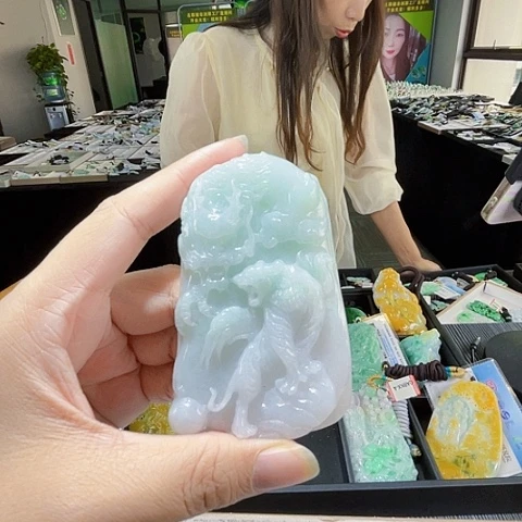 翡翠未镶嵌颈饰一个