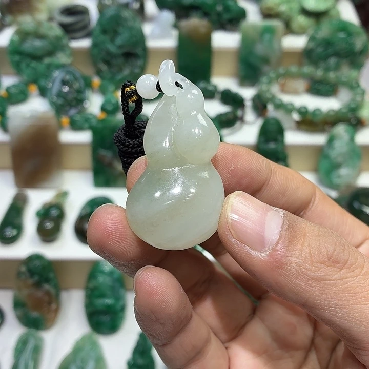 独山玉未镶嵌颈饰子母葫芦