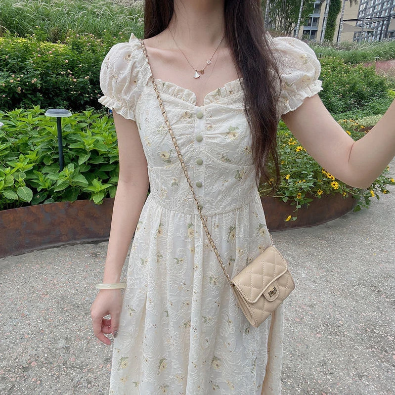 2025新款法式复古气质刺绣印花方领连衣裙收腰甜美夏季连衣裙
