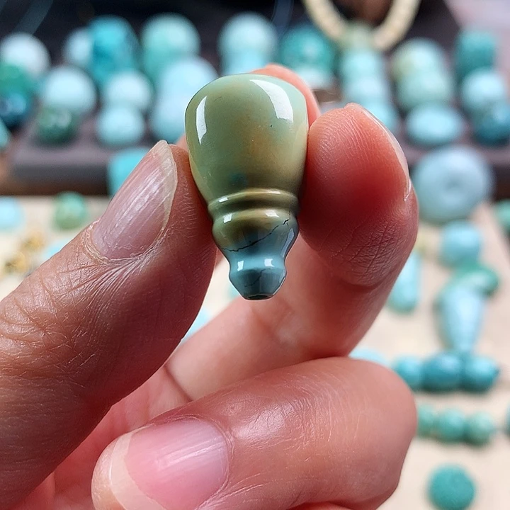 月***生绿松石未镶嵌颈饰