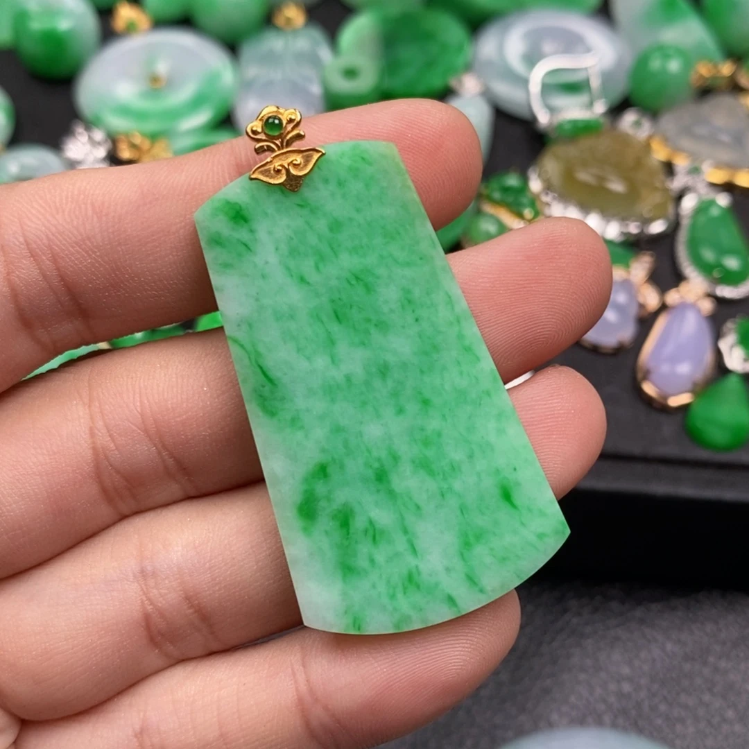杭***线翡翠18K金镶嵌颈饰翡翠