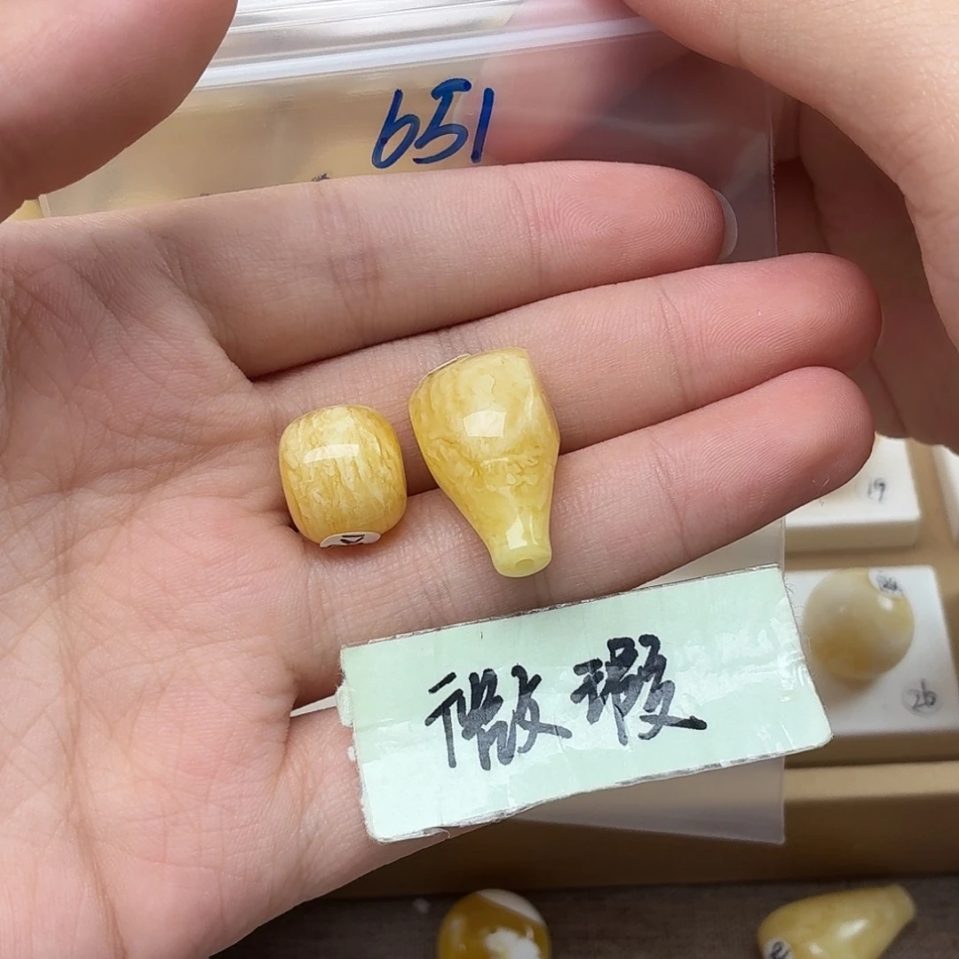 ****）蜜蜡未镶嵌裸石蜜蜡