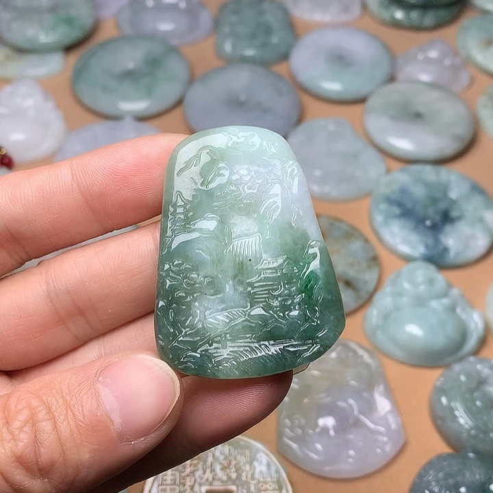 翡翠未镶嵌颈饰山水