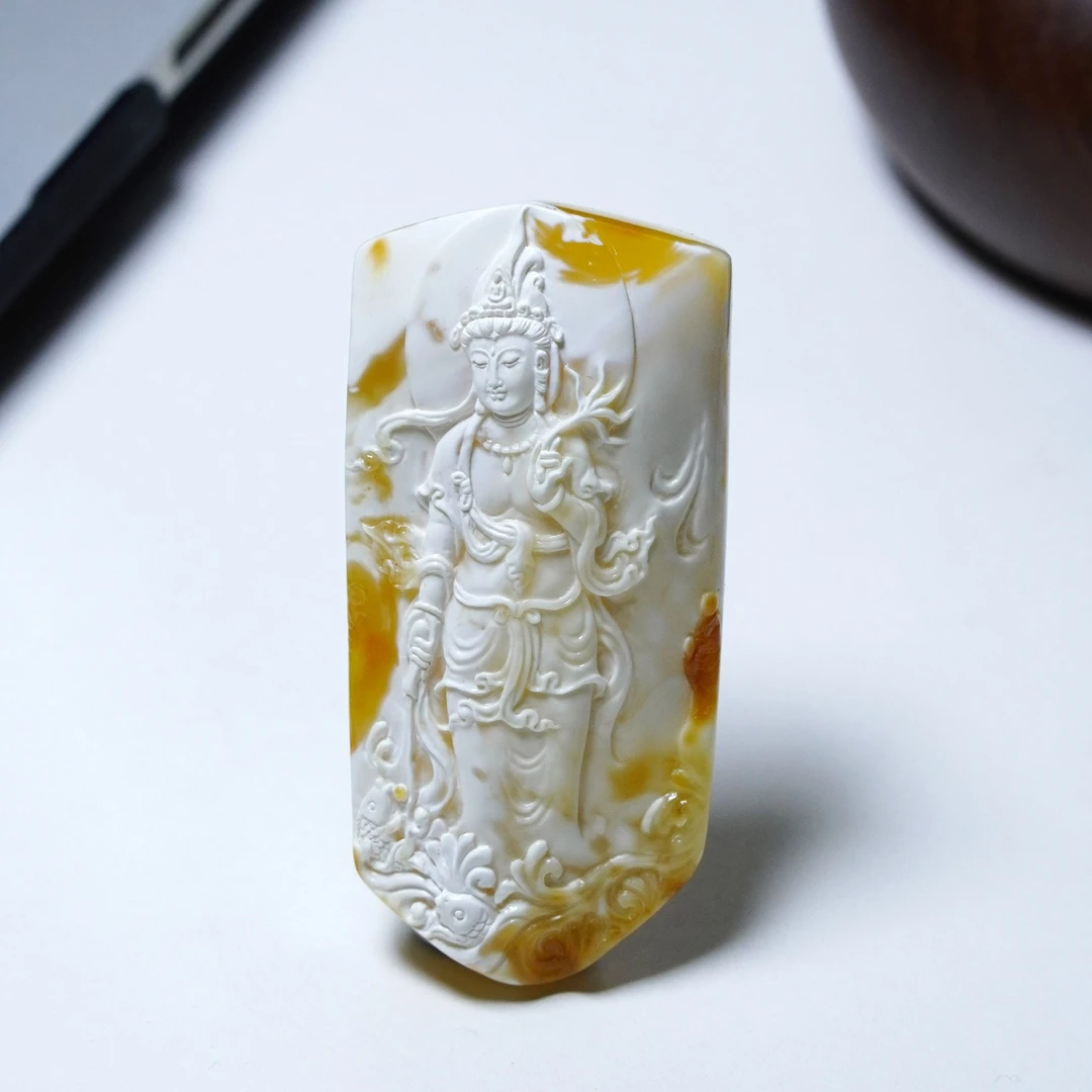 【耀今·站观音】（61*29*12mm·13.6g）孙昌彪老师作品·金瓷白妖花蜜蜡