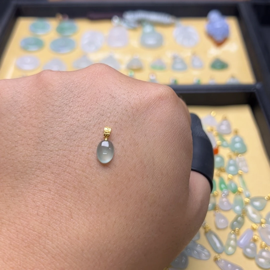 翡翠18K金镶嵌颈饰蛋面吊坠