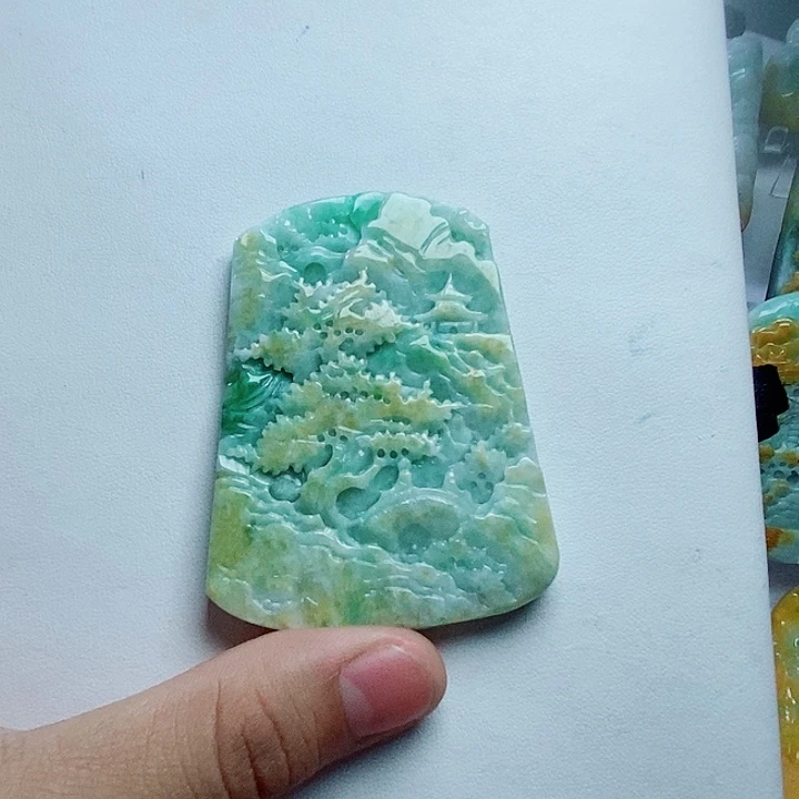 翡翠未镶嵌颈饰山水