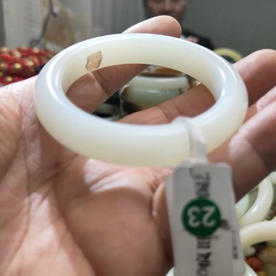 五***霞和田玉未镶嵌手镯