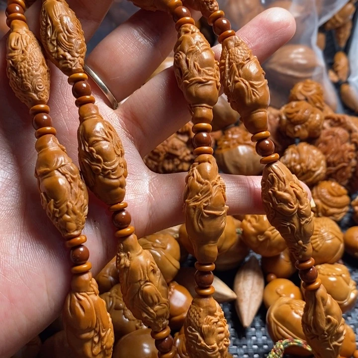 橄榄核吊坠骑兽罗汉