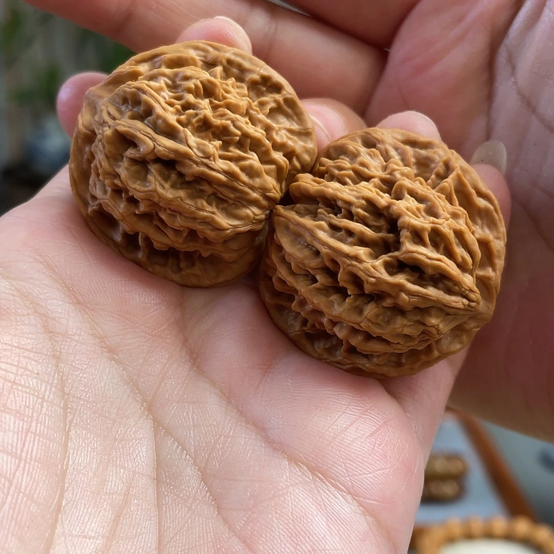 桃核把件39×32尺盘龙纹狮子头（微蹭尖）CN0945