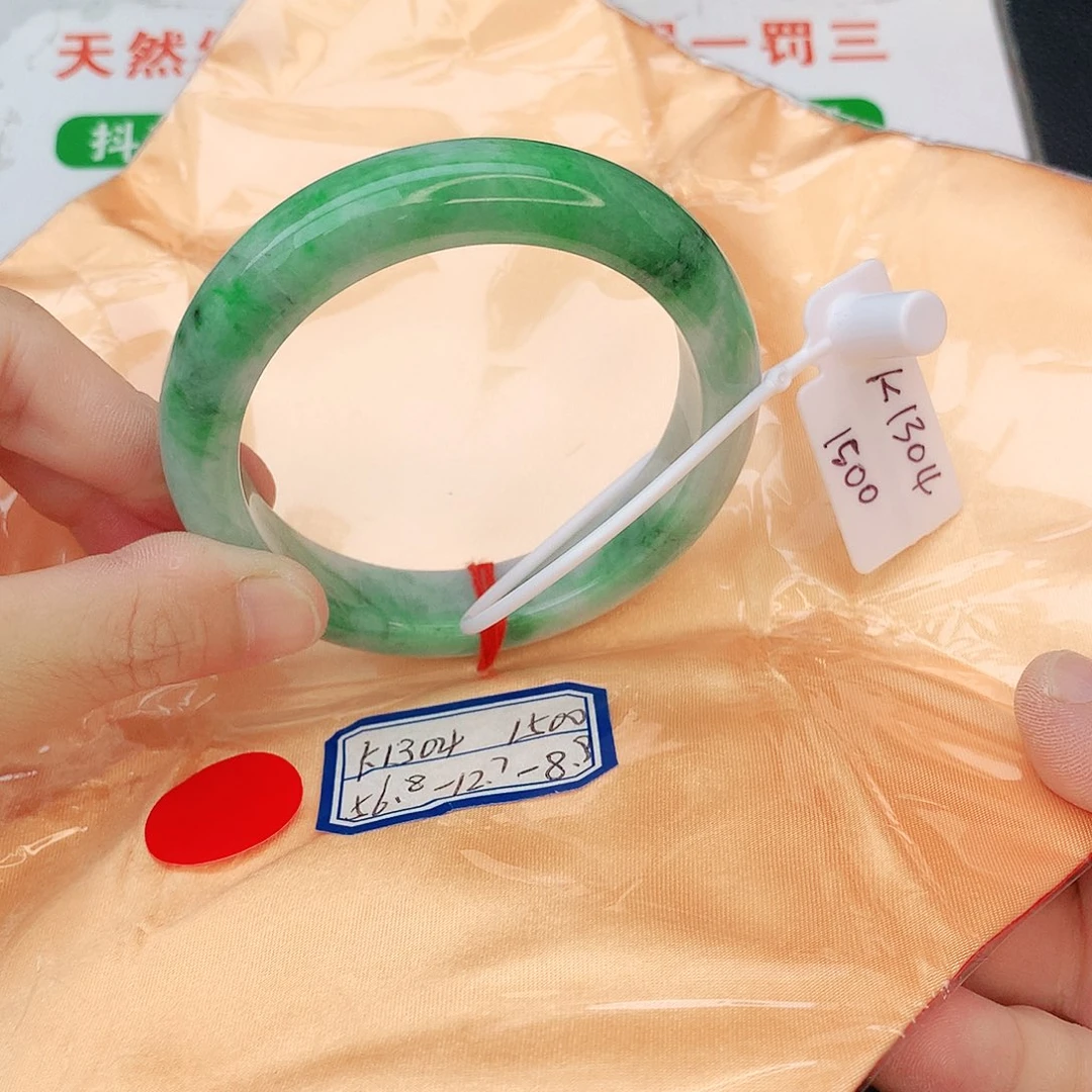 翡翠手镯未镶嵌翡翠