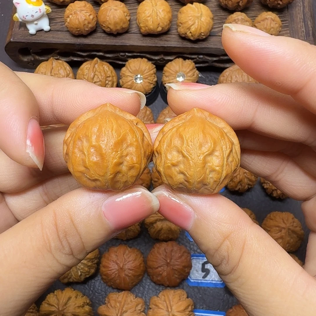 蕾***呀把件文玩核桃26尺白月光