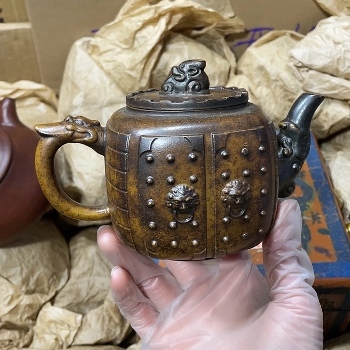 茶壶紫砂原矿泥料，手工制作的一把紫砂壶。