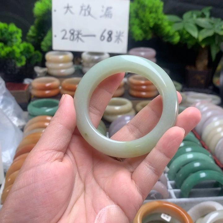 石英质玉（佘太翠）未镶嵌手镯52.5