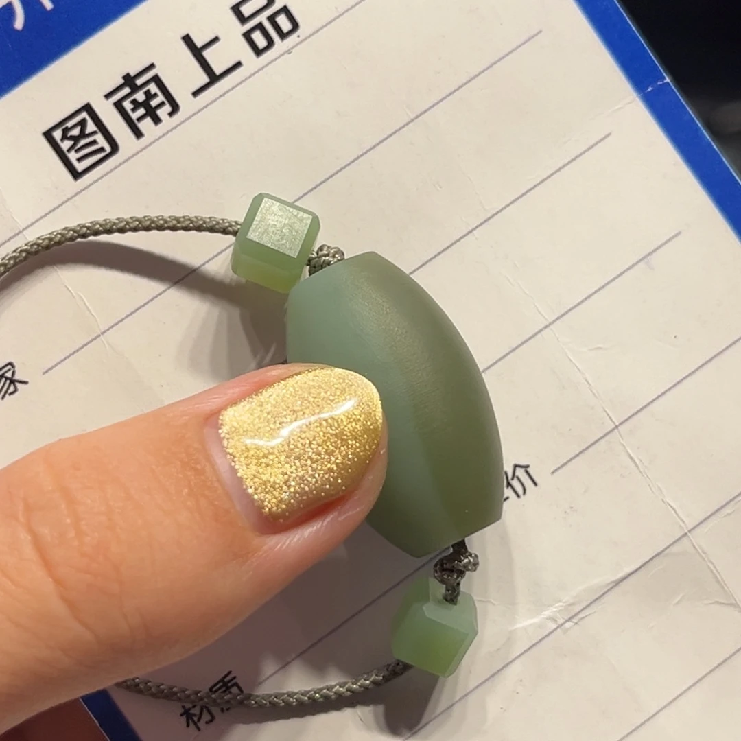 颈饰未镶嵌和田玉（碧玉）