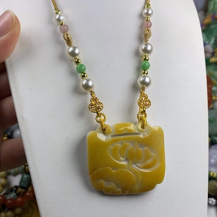 翡翠未镶嵌吊坠(赠链)