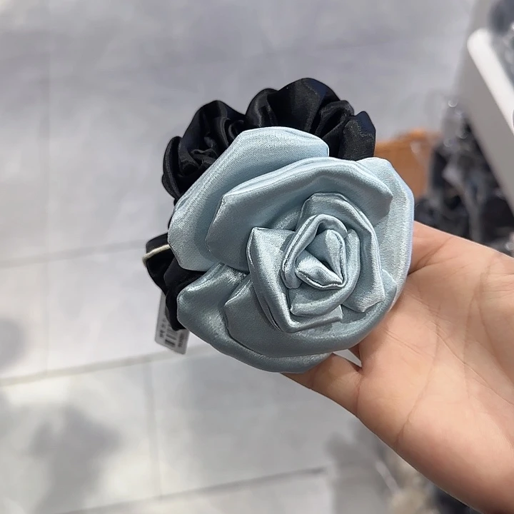 非金属布艺奶蓝色 缎面山茶花 发圈