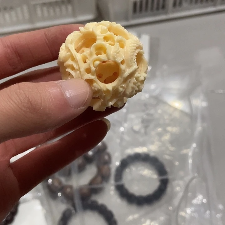 把件非洲檀香鬼工球