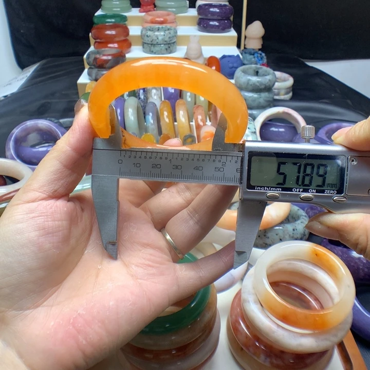 未镶嵌手镯石英质玉