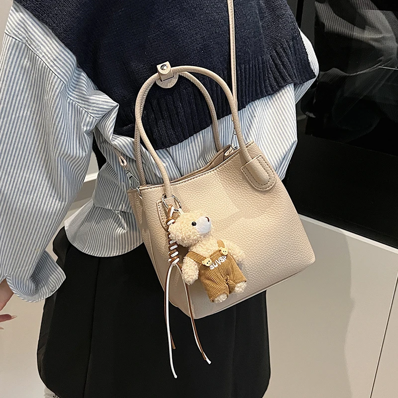 外出小拎包包女士2025新款潮夏天时尚流行单肩包高级感斜挎水桶包