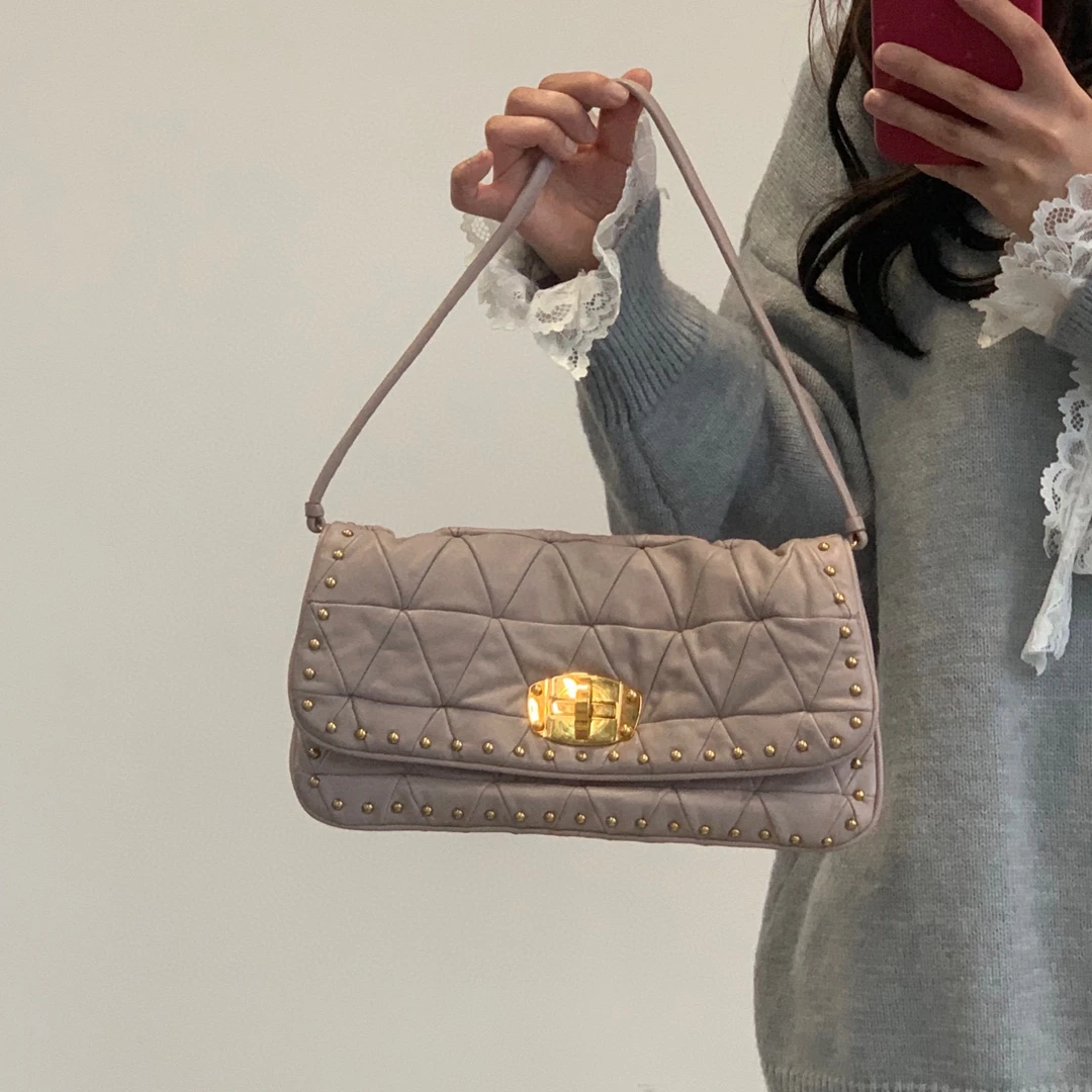 95新 MIU MIU/缪缪 miumiu 浅藕粉色柳丁腋下包