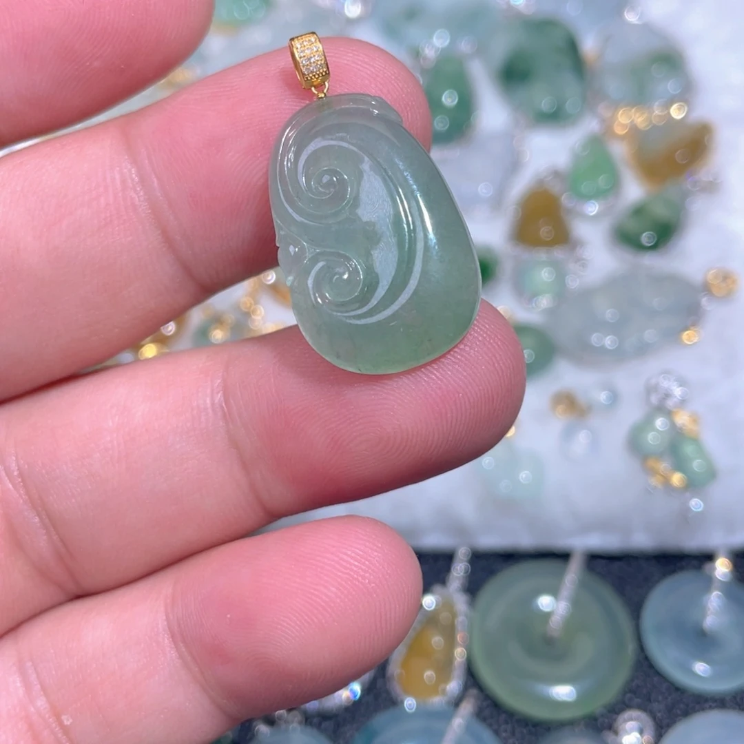 翡翠18K金镶嵌颈饰