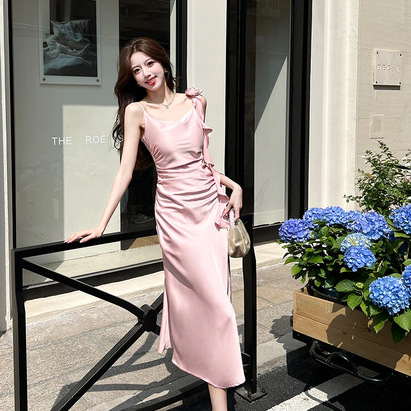 气质缎面吊带裙配花朵浪漫度假风海边浪漫大摆连衣裙生日礼服裙