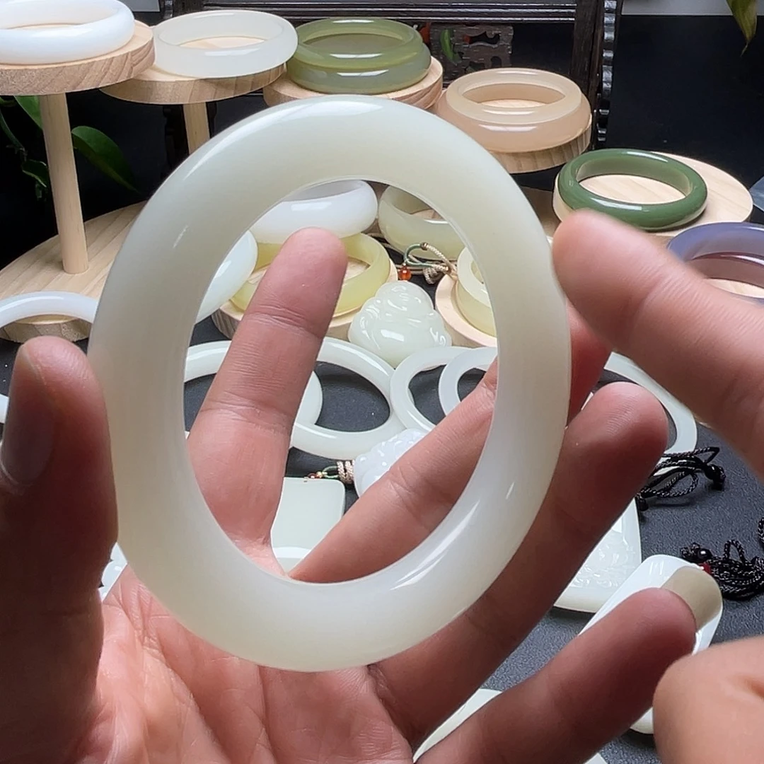 猕***果59➕圈口暖白胖圆条手镯