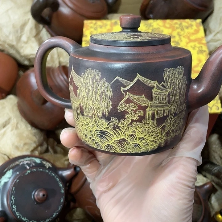 茶壶紫砂原矿泥料，手工制作的一把紫砂壶。