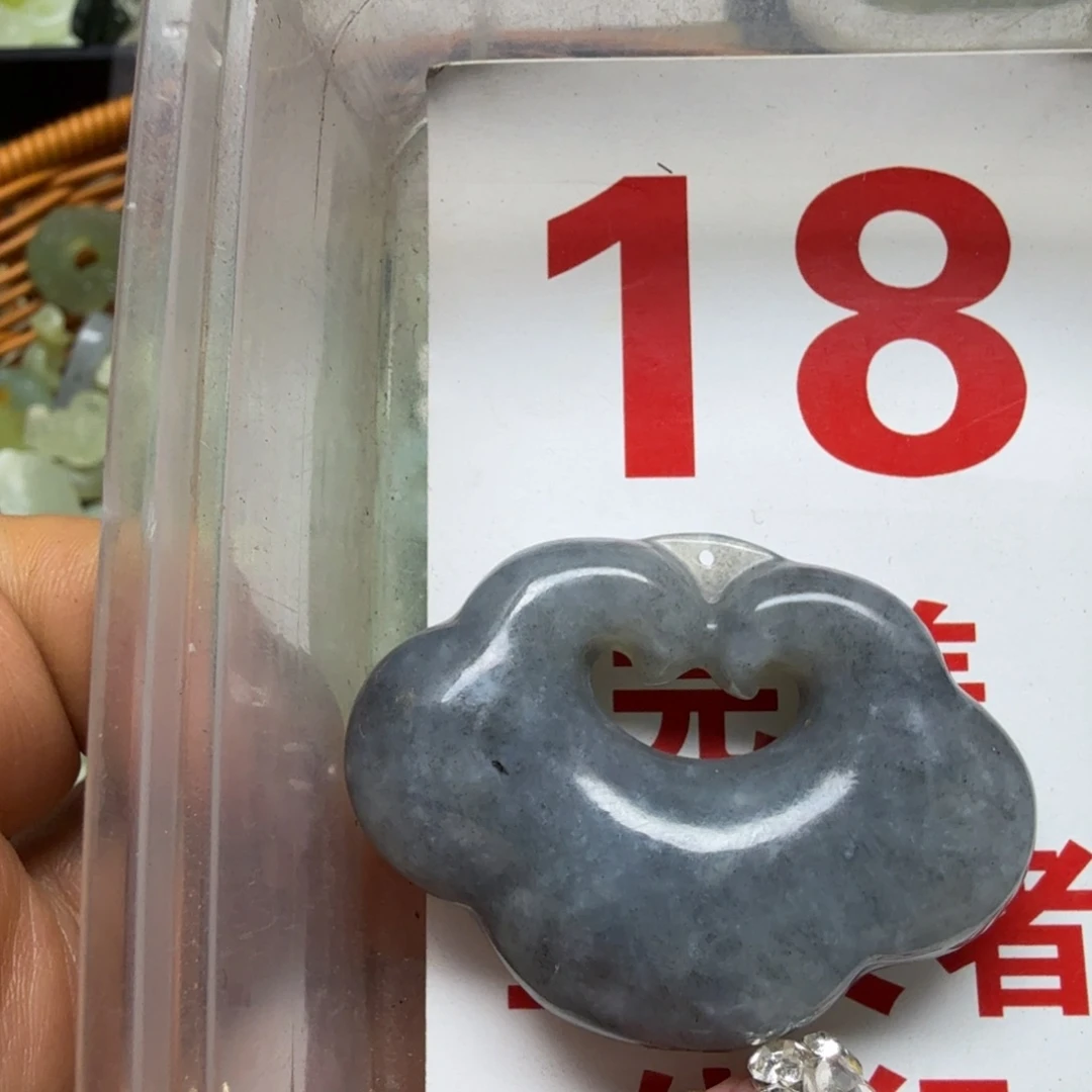 透闪石-蛇纹石玉吊坠未镶嵌