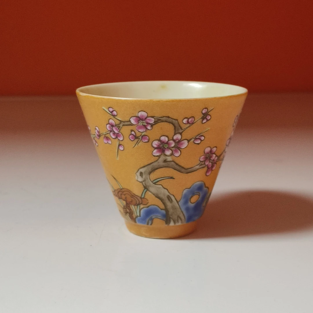 清同治 珊瑚红地粉彩灵石梅花杯