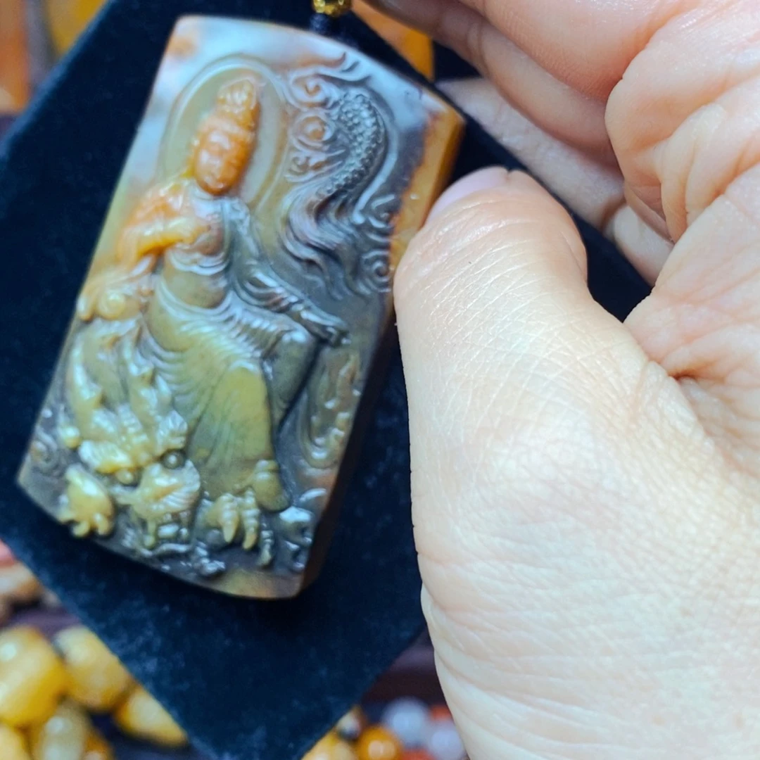 未镶嵌石英质玉（黄龙玉）颈饰