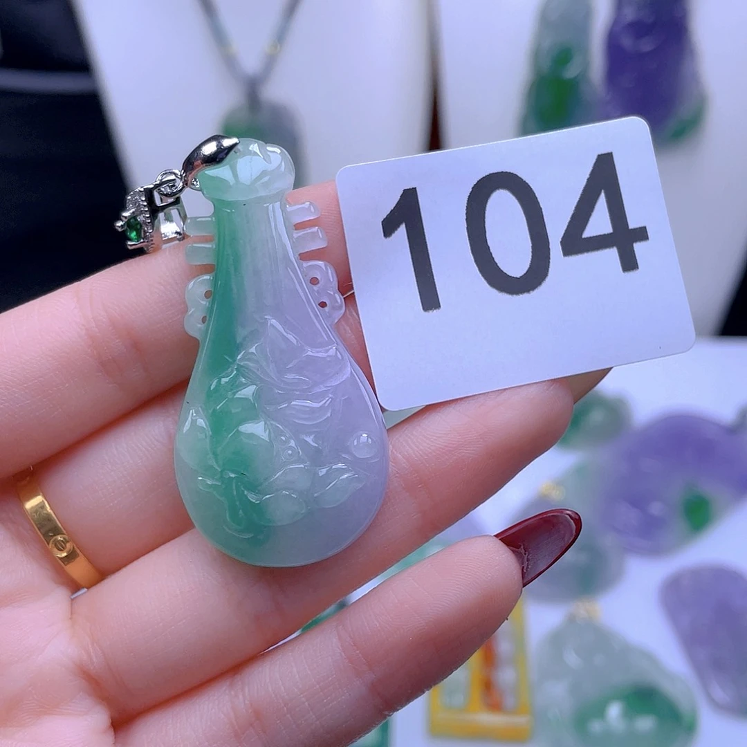 翡翠吊坠(赠链)未镶嵌