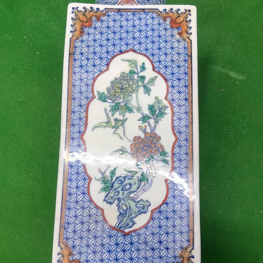 罐北***。斗彩开窗花卉四方瓶