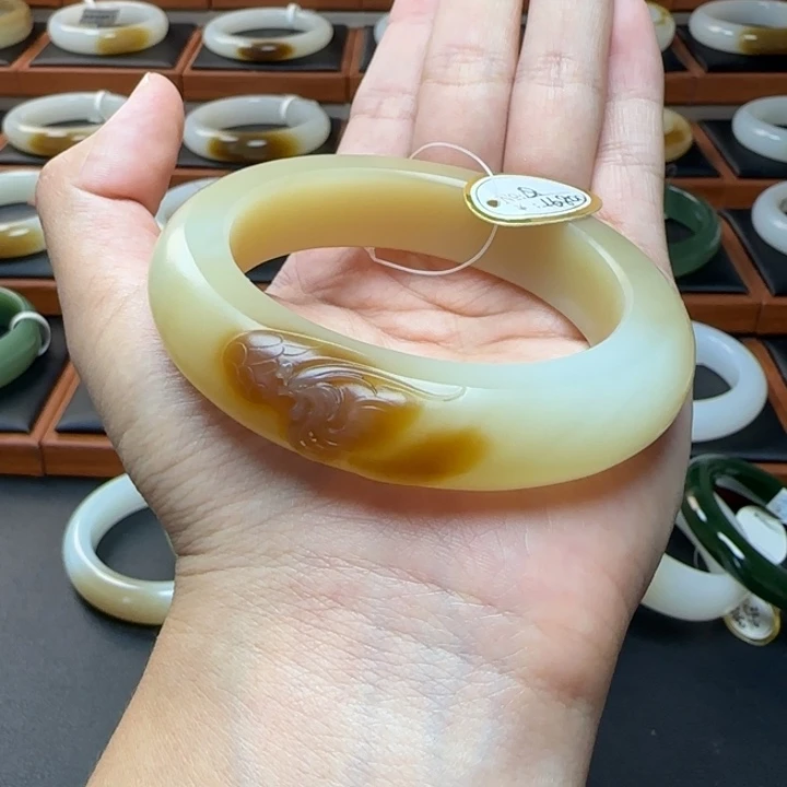 未镶嵌手镯和田玉俏色糖粉白微雕刻