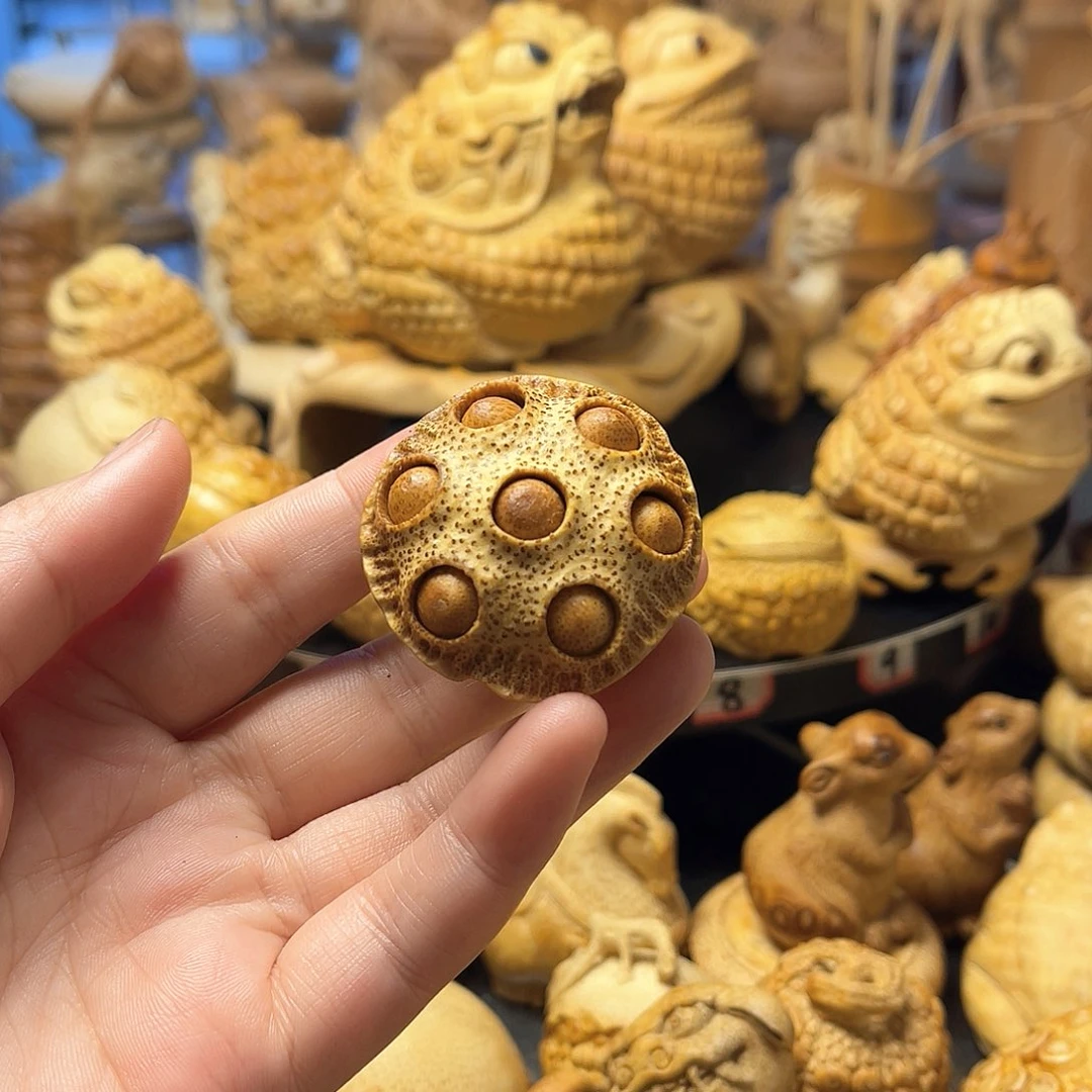 竹根雕一把抓莲蓬