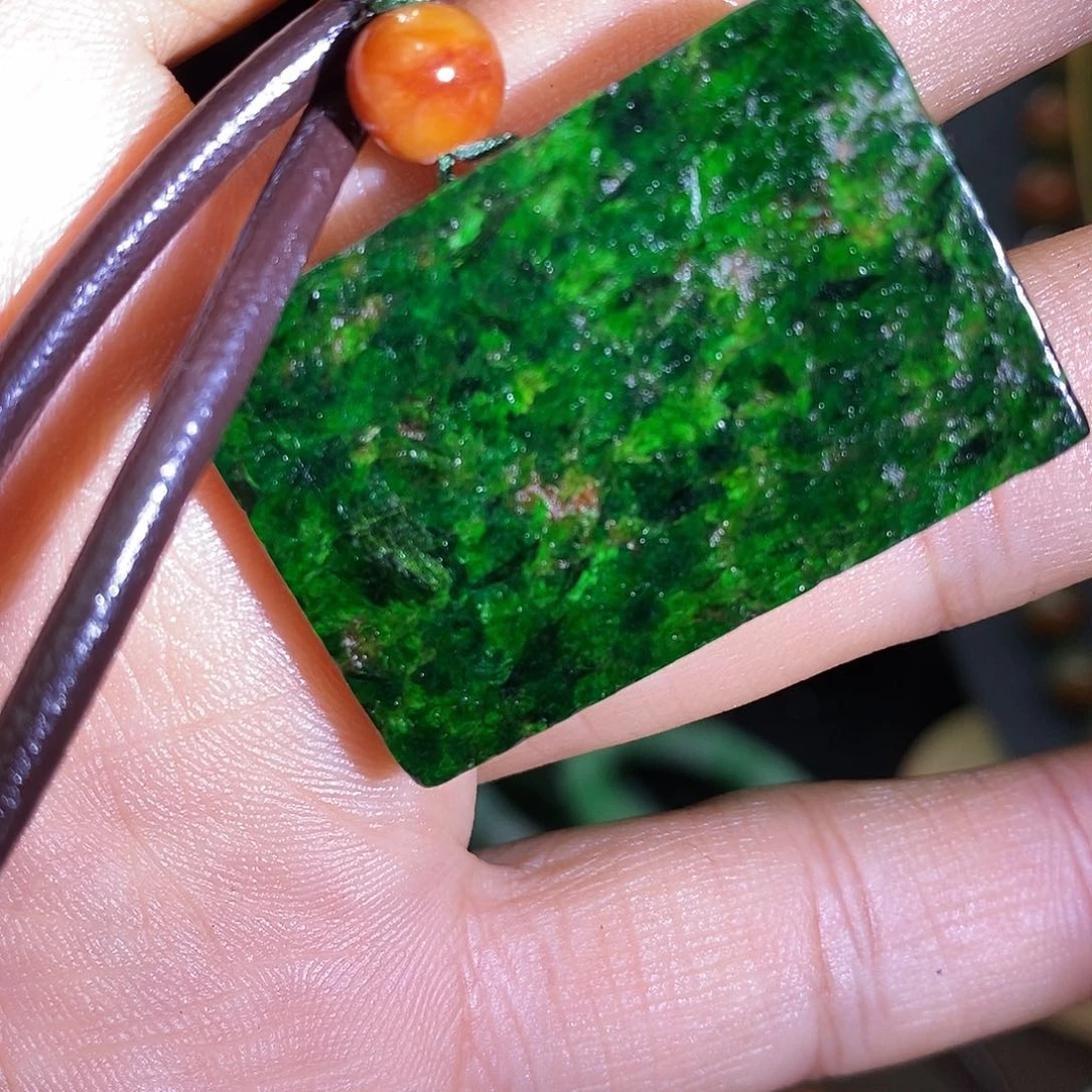 颈饰未镶嵌翡翠漂亮美眉