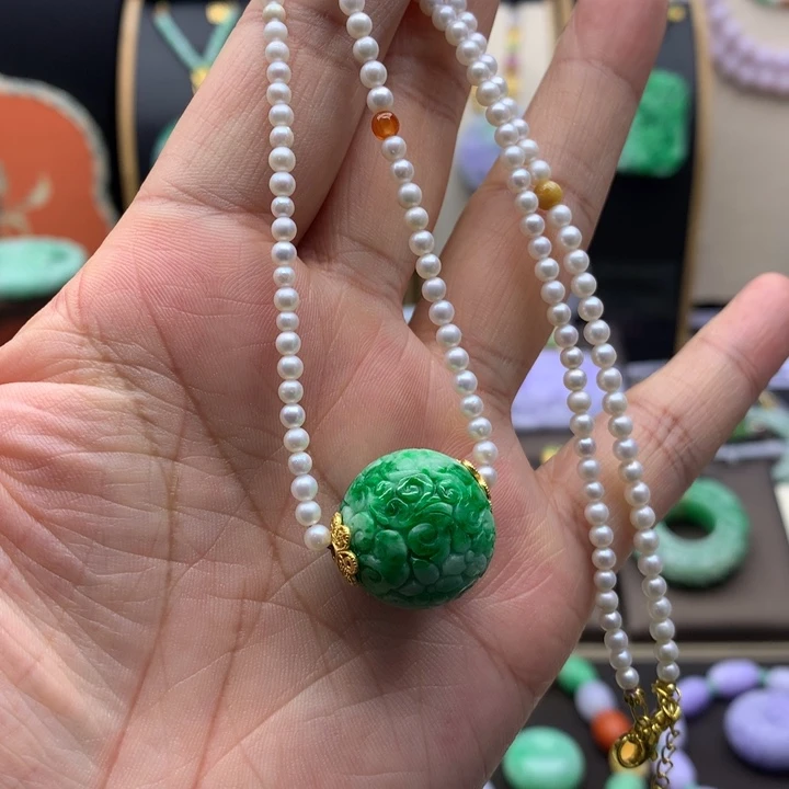 翡翠未镶嵌吊坠(赠链)